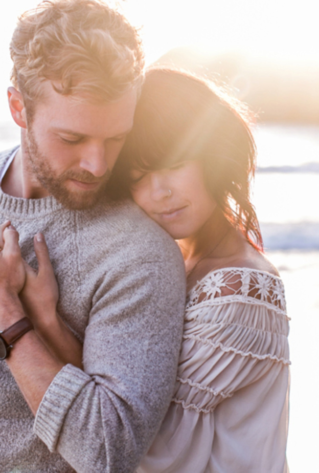 لمحبي الرومانسية صور الخطوبة على البحر