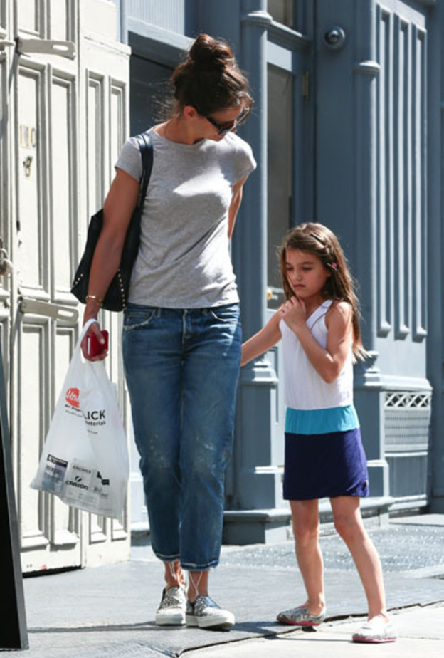 بالصور: كاتي هولمز تتسوق مع ابنتها سوري بنيويورك