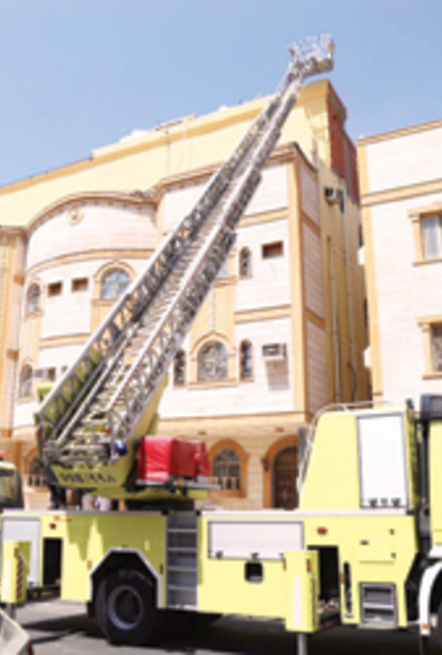 الدفاع المدني أثناء قيامهم بإخماد الحريق 