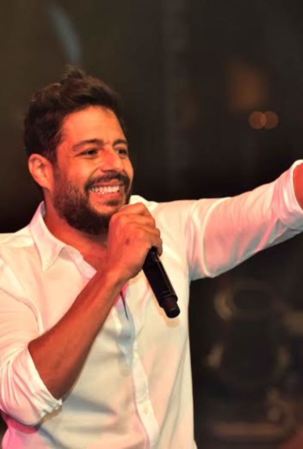 عاد للجامعة بعد اخر حفل جمعه بشيرين عبد الوهاب