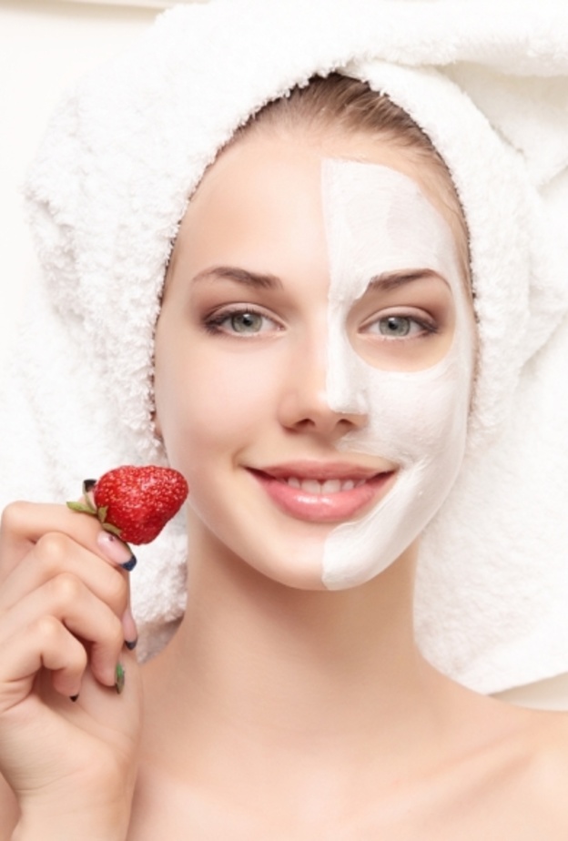 ماسك الفراولة مع الحليب يكسب البشرة تألقا
