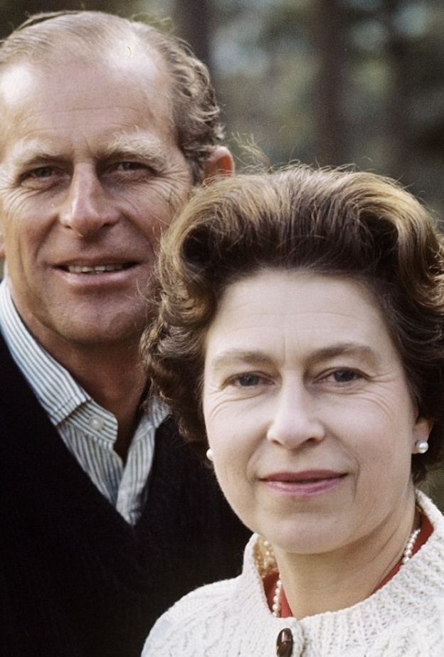 اليزابيث وخلفها زوجها فليب