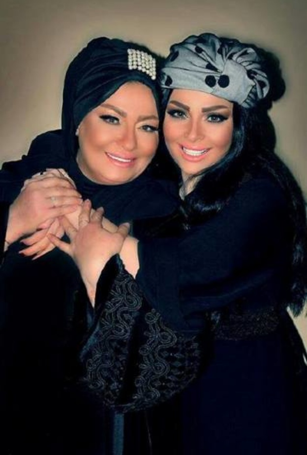 ديانا كرزون وشبه كبير مع والدتها