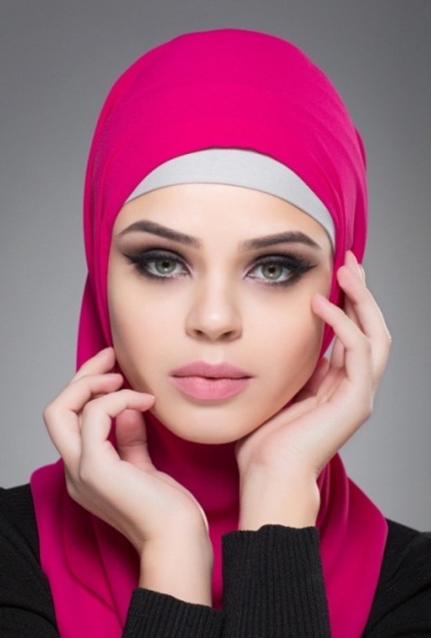 المكياج الناعم يضيء على جمال المحجبة 