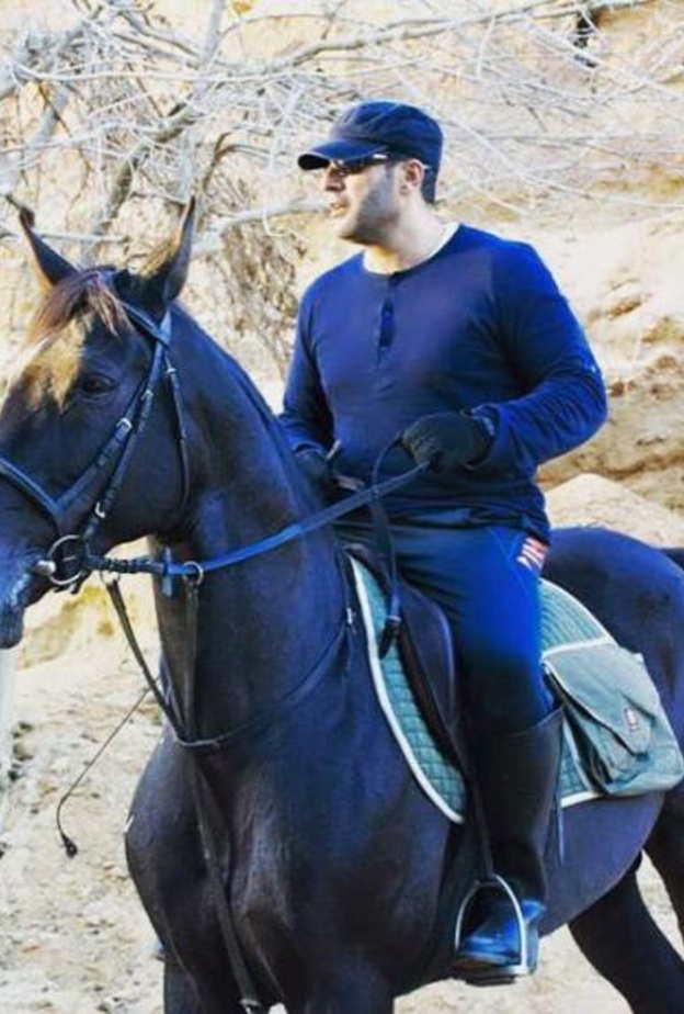 عاصي الحلاني يمارس الفروسية بمهارة
