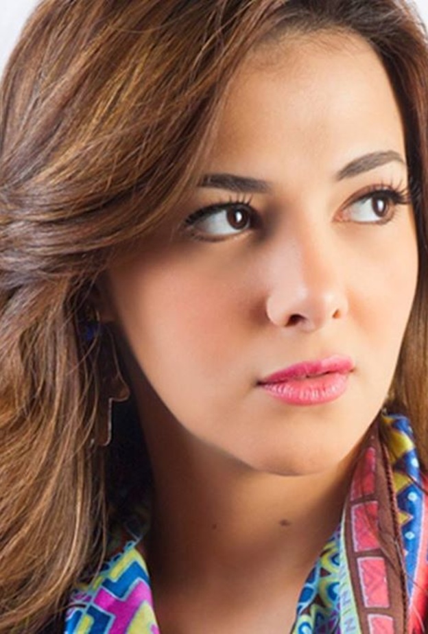 الفنانة دنيا سمير