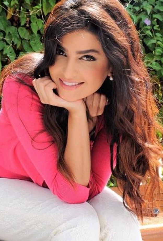 علا تداعب القطة الأم