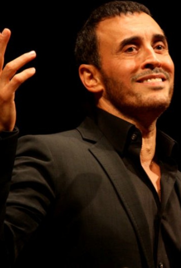 الفنان كاظم الساهر من اشهر الفنانين الذين غنوا قصائد نزار قباني