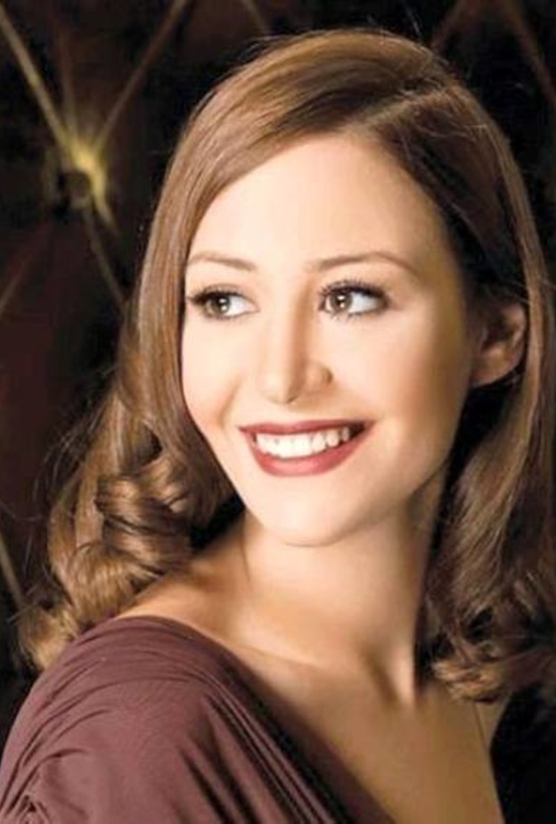 الفنانة الشابة منة شلبي