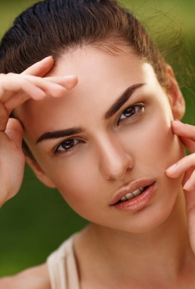 الحواجب العريضة ماتزال موضة رائجة