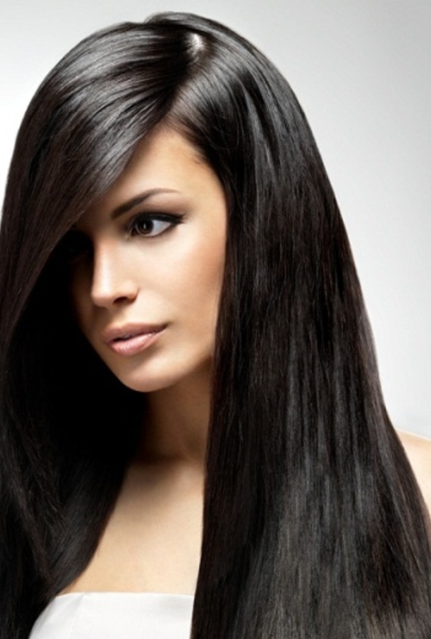 الشعر الاسود يمنح المرأة اطلالة جميلة