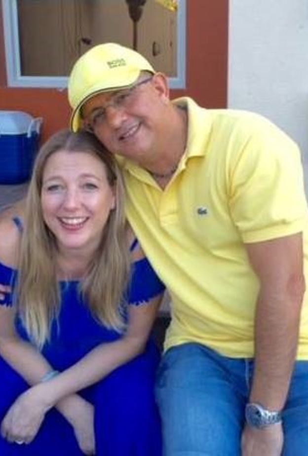 صورة لإيما و زوجها قبل شهر من تشخيصها بالإصابة بسرطان الثدي