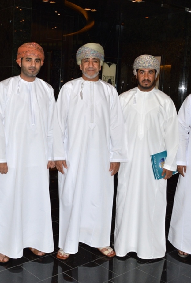 -أعضاء السفارة العمانية.