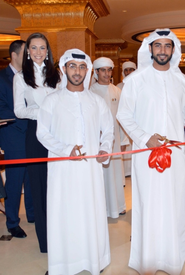 الشيخ زايد يفتتح المعرض.