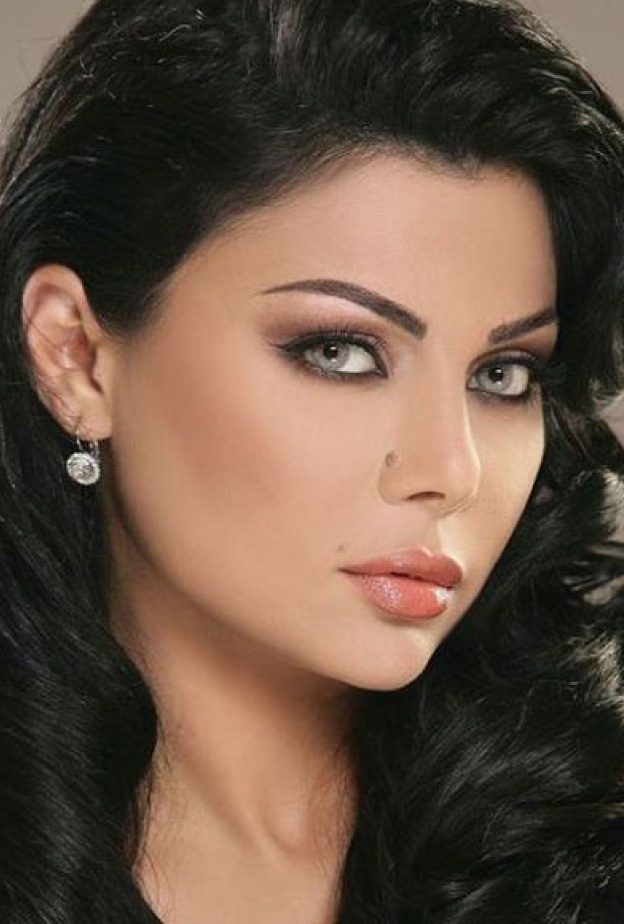 هيفاء وهبي تتجول في بيروت بحقيبة غريبة