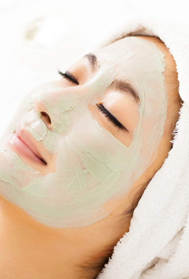 زيت اللوز يرطب بشرتك ويعالح جفافها