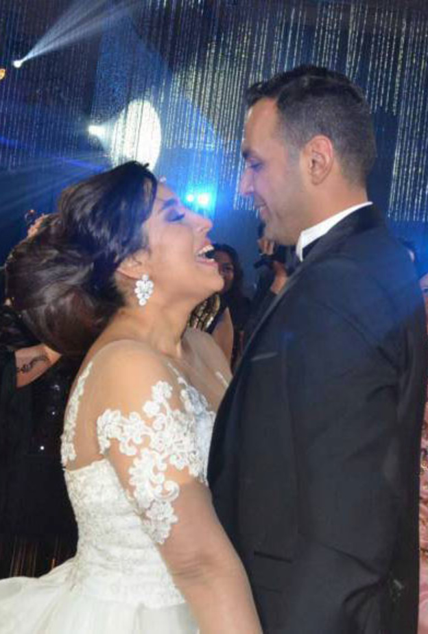  دنيا سمير غانم برفقة زوجها خلال وصولهما حفل الزفاف