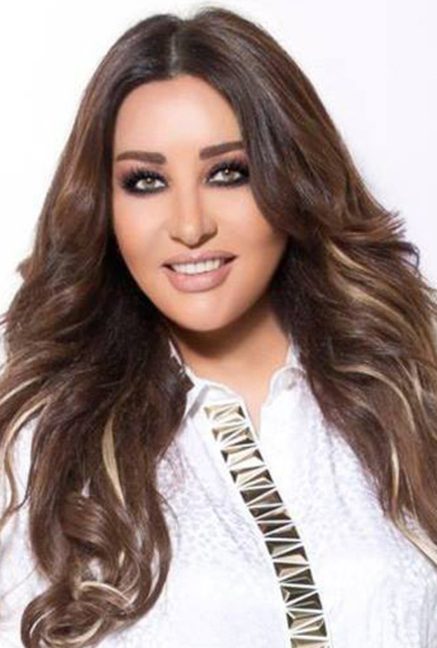  لطيفة خلال زيارتها الفنانة دلنده عبده في المستشفى