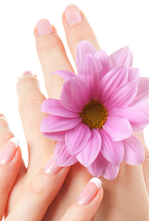  زيت اللوز يرطب اليدين ويحافظ على نعومتهما