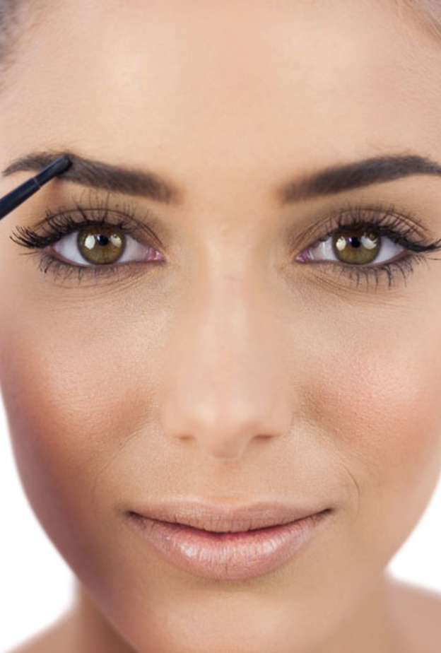 ارسمي بخفة خطوطا رفيعة داخل حاجبيك لتعبئتهما