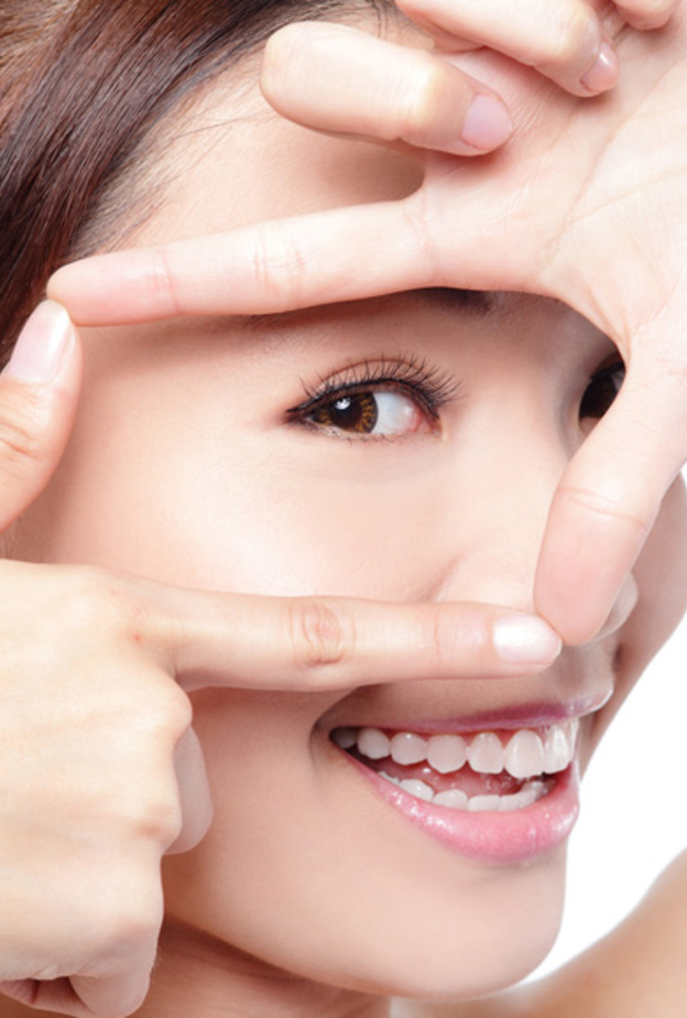  التدليك يساهم بإزالة الماء المحتبسة داخل محيط العينين