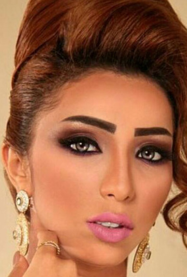  دنيا مع زوجها وفريق العمل