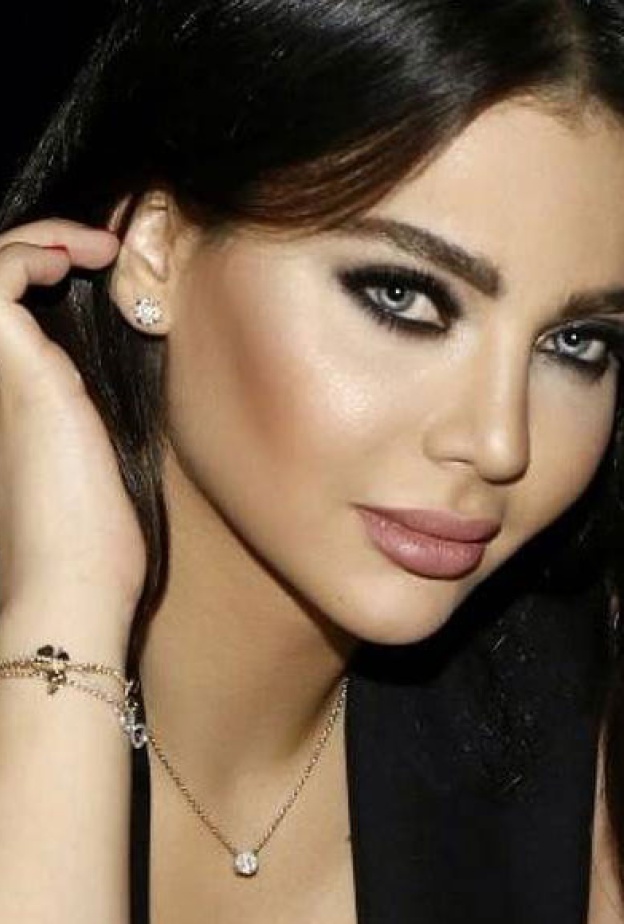 قمر..شبيهة هيفاء وهبي