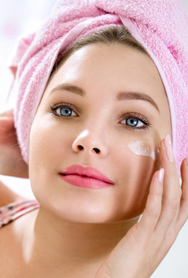 مسحوق اللوز غني بالمواد التي تعمل على تفتيح البشرة