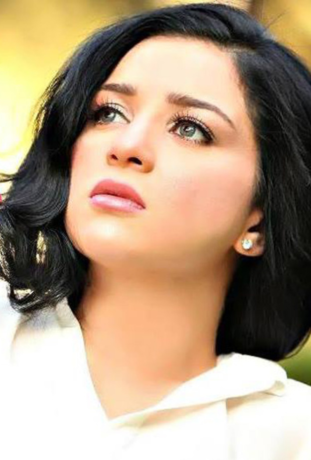 مي عزالدين خلال اطلالتها في الحفل..ويبدو التاتو على يدها