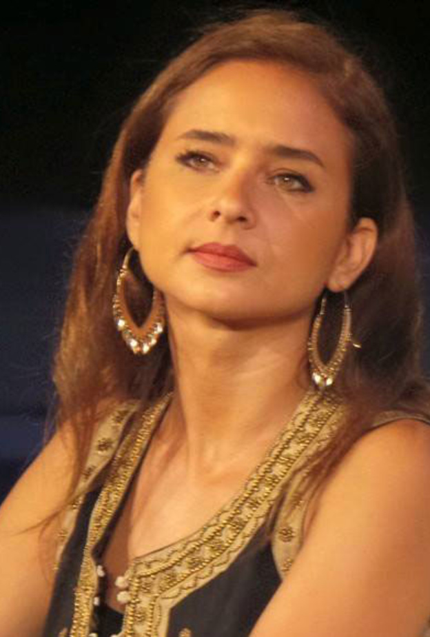 نيللي كريم مشغولة برسائل المعجبين