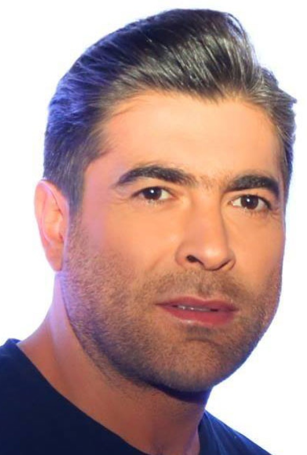 وائل كفوري يقبل فتاة مقعدة خلال احيائه حفلا في المغرب