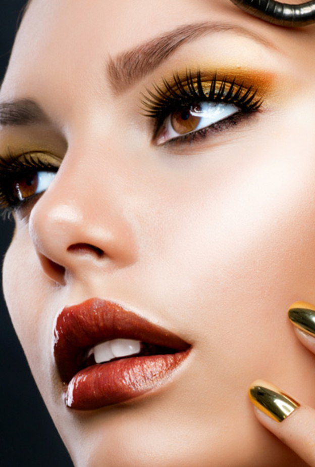 يمكنك الحصول على شفاه دافئة وظلال عيون سموكي بالقلم البني