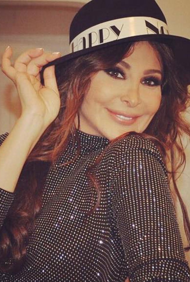 مع اصدقائها تحت المطر