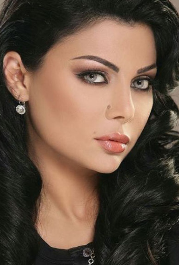 هيفاء وهبي تقبل يسرا بمحبة كبيرة