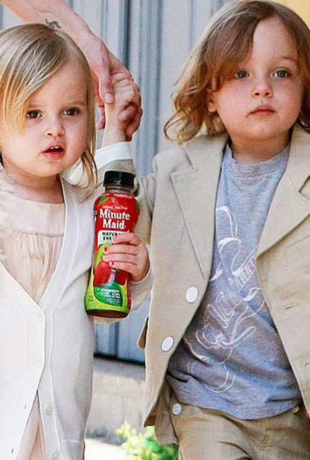  براد يقوم بالتسويق من اجل توأمه