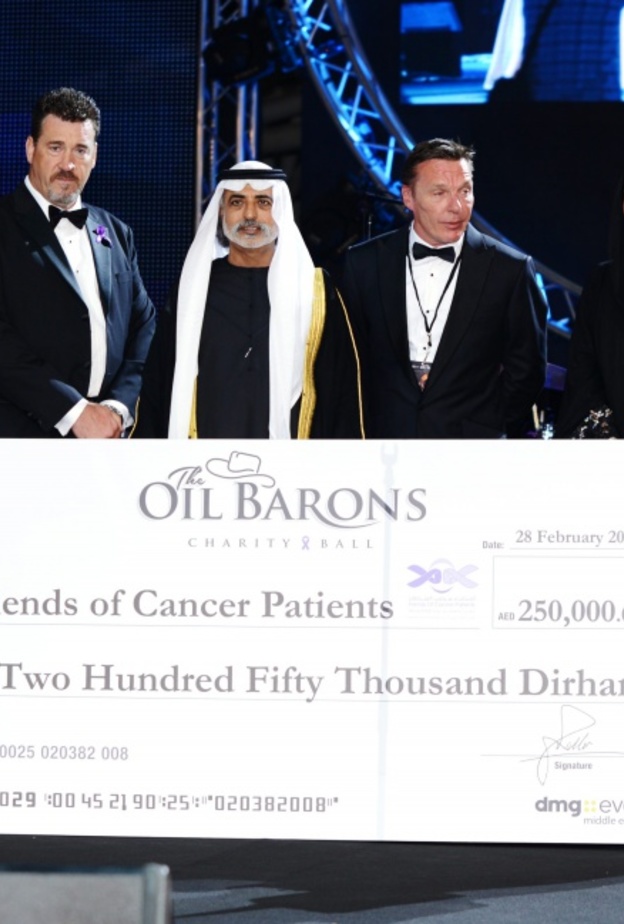 صاحب السمو الشيخ نهيان بن مبارك آل نهيان يسلّم الشيك لجمعية أصدقاء مرضى السرطان