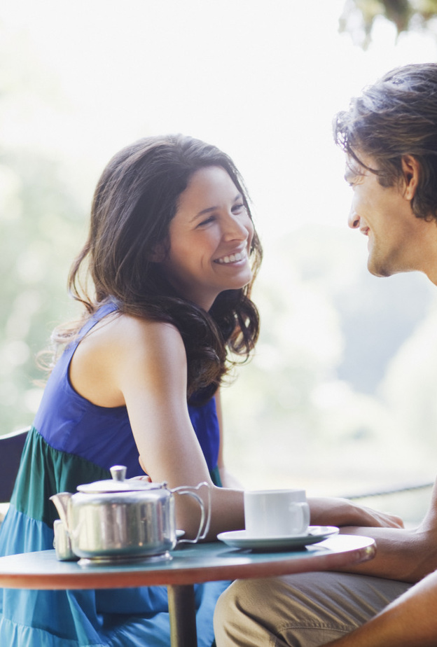 10 تصرفات تخبر الرجل بحبك له و توقعه في غرامك