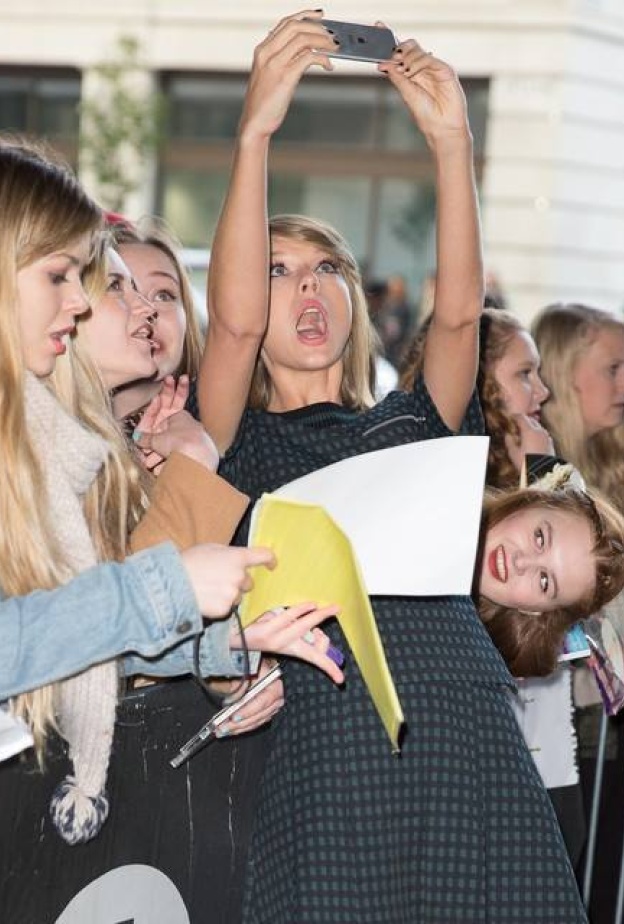 تايلور سويفت وسيلفي مجنونة مع مشجّعاتها