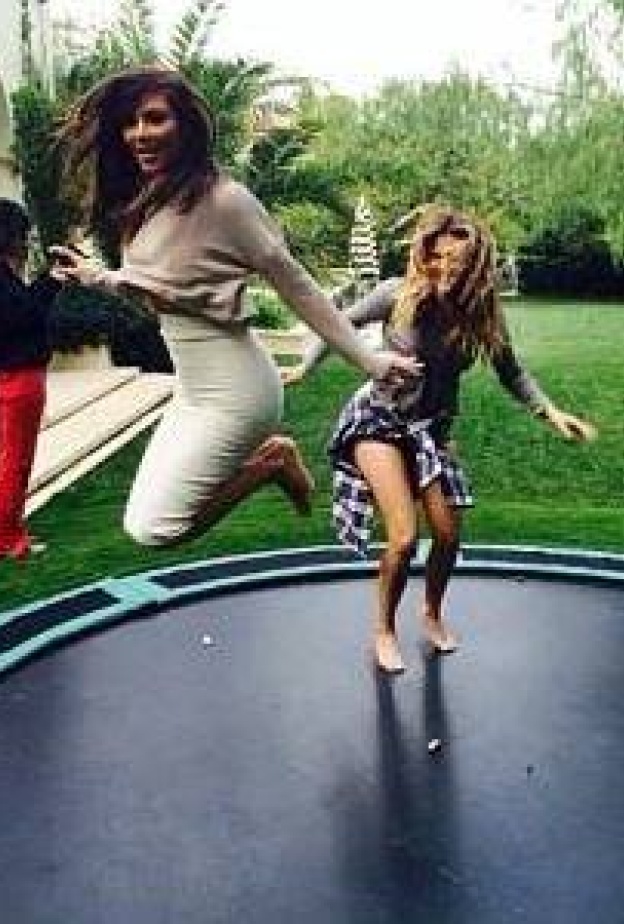 كيم وكلوي كارداشيان تقفزان وتلهوان مرحا في حديقة منزل العائلة