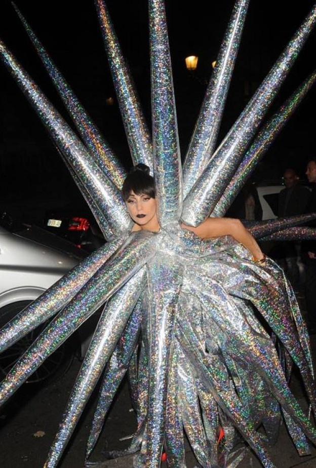 صرعات ليدي جاجا التي لا تنتهي .. فهل تحاول التحول إلى عنكبوت من خلال هذا الزي الغريب؟