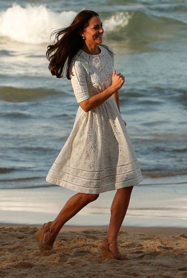 بأناقة صباحية ملفتة... دوقة كامبريدج كيت ميدلتون تتجول في أحد شواطئ أستراليا لأداء إحدى مهامها الرسمية هناك