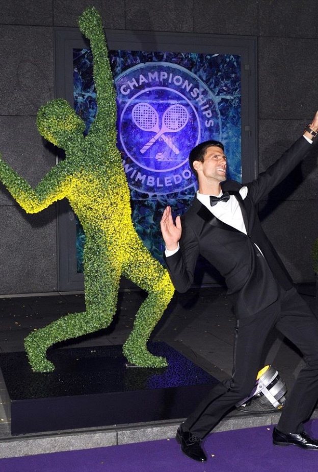  البطل دوكوفيتش يقوم بحركات مضحكة خلال عشاء الأبطال للتنس