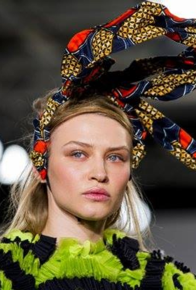 هل يمكنك ارتداء قطعة الأكسسوار الغريبة هذه؟ عموما هذا نتاج المبدعين في GRADUATE FASHION WEEK 2014