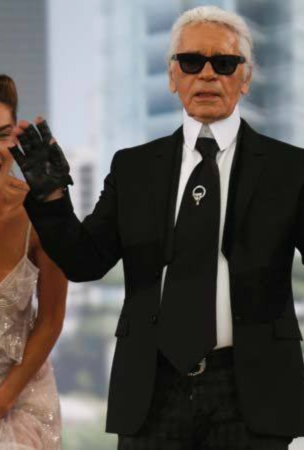 صورة مضحكة لعارضة تقف وراء كارل لاغرفيلد بعد انتهاء عرض شانيل