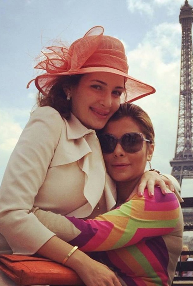 أصاله نصري تحتضن ابنتها شام خلال قضائهما لعطلتهم في باريس