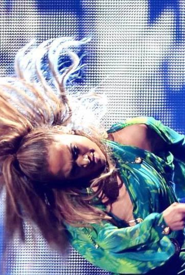 جنيفير لوبيز تحاول نسيان خلافاتها مع كاسبر بالاندماج الكامل على المسرح