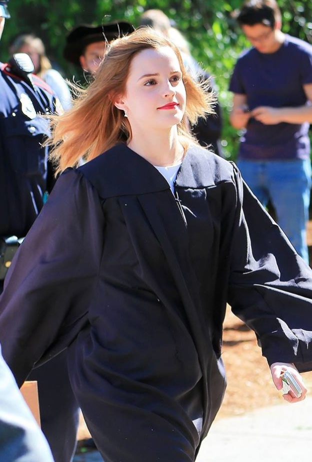 واثق الخطوة يمشي ملكا .. إيما واتسون خلال تخرجها من جامعة براون بالأمس