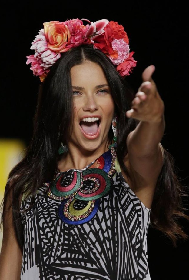 لمن ترسل أدريانا ليما قبلاتها في عرض ديزيغوال لربيع وصيف 2015؟