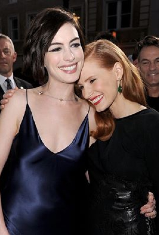 لقطة تدل على عمق المحبة بين النجمتان آن هاثواي و جيسيكا شاستين خلال العرض الأولي لفيلم interstellar