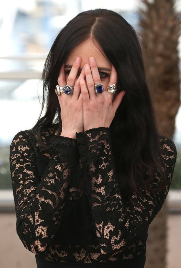 ترى لم تحاول إيفا جرين إخفاء وجهها؟ هل رغبة منها لعرض خواتمها أم تجنبا لعدسات المصورين؟